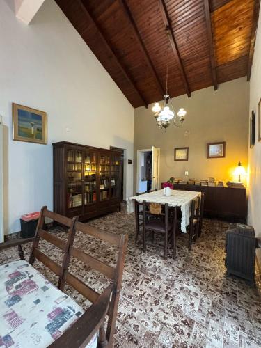 a dining room with a table and chairs in a room at La casona de Betina in Posadas
