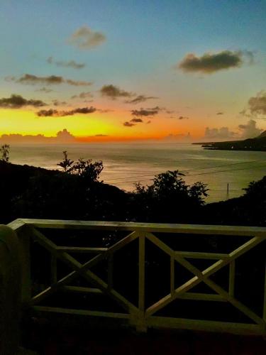 Fotografie z fotogalerie ubytování Cozy Private Room with AC, Balcony near Airport, Beach and Kite surfing v destinaci Vieux Fort