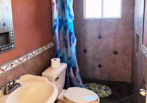Ένα μπάνιο στο Casa Bugamb - Your Perfect San Felipe Vacation Haven