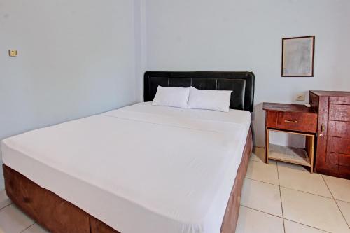 Postel nebo postele na pokoji v ubytování Capital O 92747 Ombak Cafe & Homestay