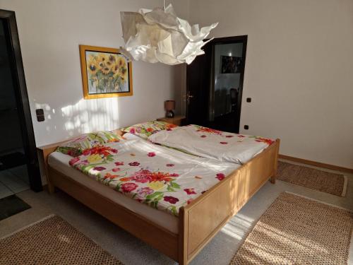 a bedroom with a bed with a floral comforter at Schomaker Fatmann in Rastdorf