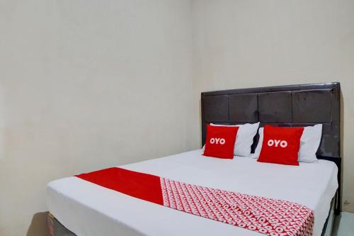 Ένα ή περισσότερα κρεβάτια σε δωμάτιο στο Hotel O Penginapan Syariah Faster Inn