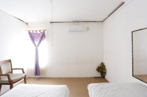 Кровать или кровати в номере Hotel O Guest House Pandita
