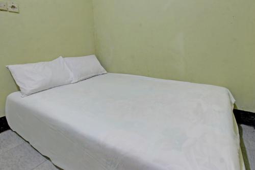 Ένα ή περισσότερα κρεβάτια σε δωμάτιο στο Hotel O Penginapan 3 Bersaudara Near Pasar Sengkol
