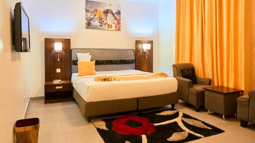 Ένα ή περισσότερα κρεβάτια σε δωμάτιο στο Crownedge Hotels