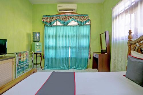 Кровать или кровати в номере Collection O 92897 Hotel Intan Near Kantor Syahbandar Bawean