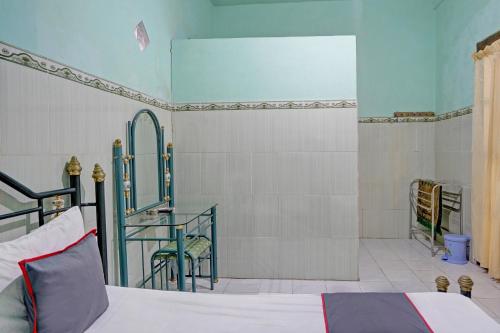 Кровать или кровати в номере Collection O 92897 Hotel Intan Near Kantor Syahbandar Bawean