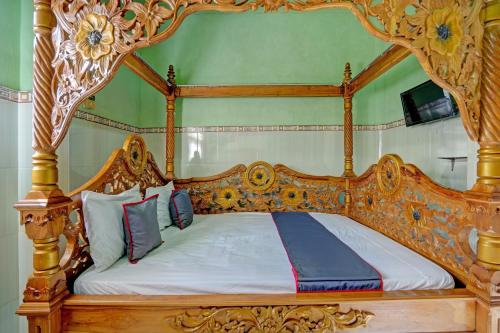 Кровать или кровати в номере Collection O 92897 Hotel Intan Near Kantor Syahbandar Bawean
