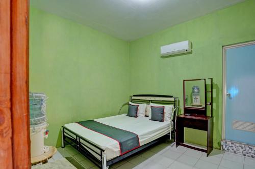 Кровать или кровати в номере Collection O 92897 Hotel Intan Near Kantor Syahbandar Bawean