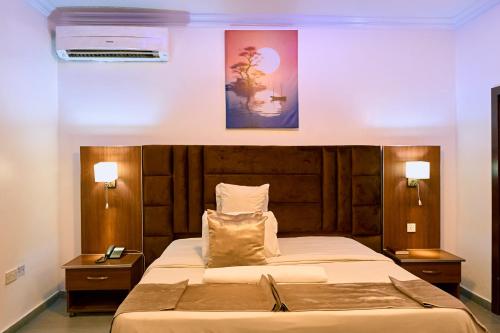 Postel nebo postele na pokoji v ubytování Crownedge Hotels