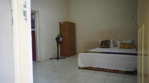 Кровать или кровати в номере Hotel O Hunian 99