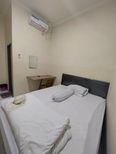 Кровать или кровати в номере Hotel O Mahendra HomestayNearTaman Wisata Bukit Rurukan