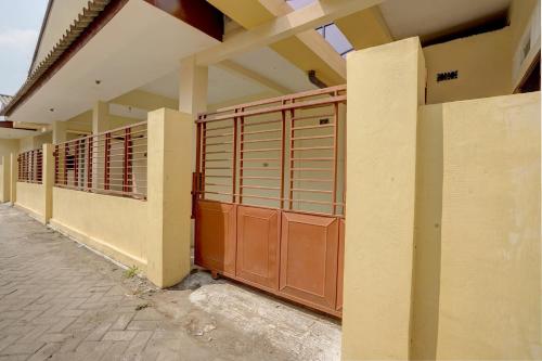 a row of doors on the side of a building at Hotel O Sunyoto Homestay Syariah in Mojokerto