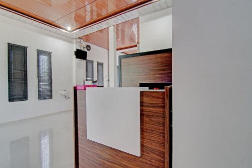 a pivot door in a room with a white sign at Hotel O Penginapan Sarinah SyariahNearRM Beringin Indah in Pelalawan