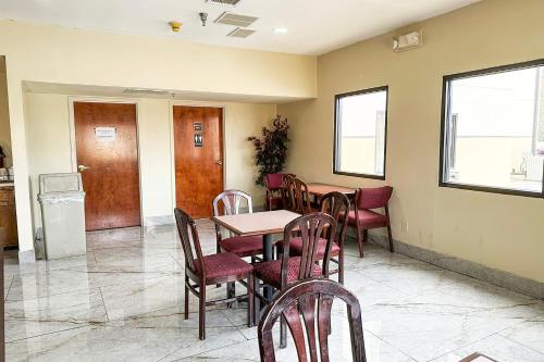 a dining room with a table and chairs and a door at OYO Hotel Rome West GA in Rome