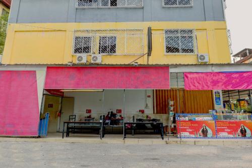 une devanture de magasin avec des tables devant un bâtiment dans l'établissement Hotel O Backpaker Seraya, à Nagoya