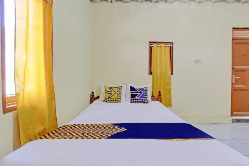 Ένα ή περισσότερα κρεβάτια σε δωμάτιο στο Hotel O Syifa Guest House Syariah