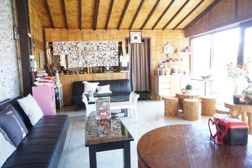 Гостиная зона в Collection O 93000 Karona Berg Homestay & Cafe