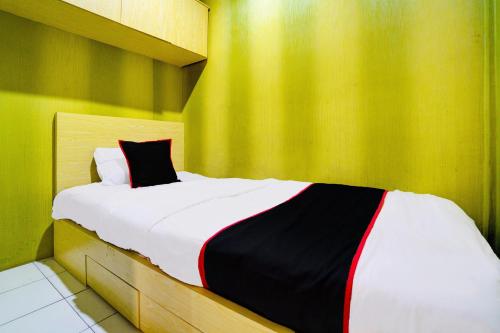 Postel nebo postele na pokoji v ubytování Collection O 92981 Apartemen The Jarrdin By Gold Suites Property