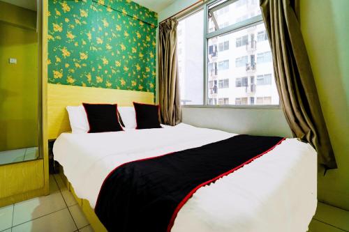 Postel nebo postele na pokoji v ubytování Collection O 92981 Apartemen The Jarrdin By Gold Suites Property