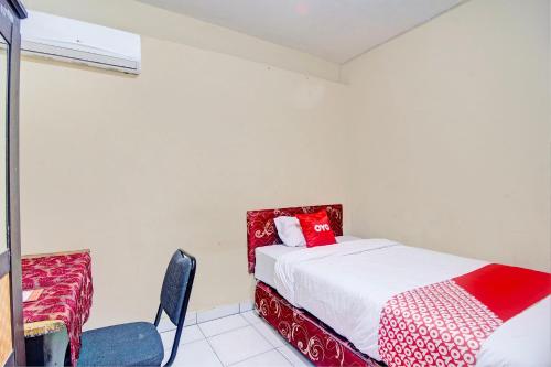 Кровать или кровати в номере Hotel O Kost 99