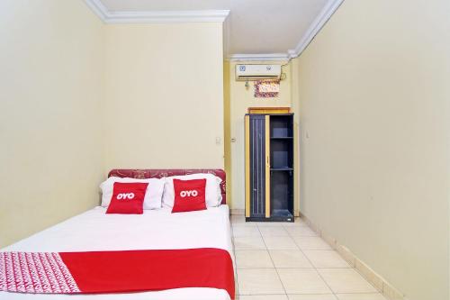 Кровать или кровати в номере Hotel O Kost 99
