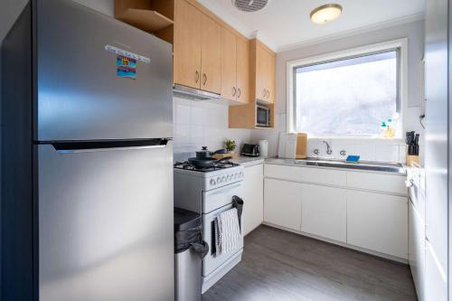 Kuchyň nebo kuchyňský kout v ubytování Sunny 2BR Home in Highton Easy Geelong Access