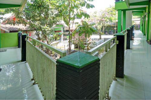 une allée avec une clôture et des arbres dans une rue dans l'établissement OYO Life 92919 Kost Wijaya Kusuma Lake Syariah, à Madiun