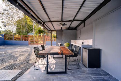 a kitchen and dining room with a table and chairs at Villas y Casa Dìwö - Puerto Viejo in Hone Creek