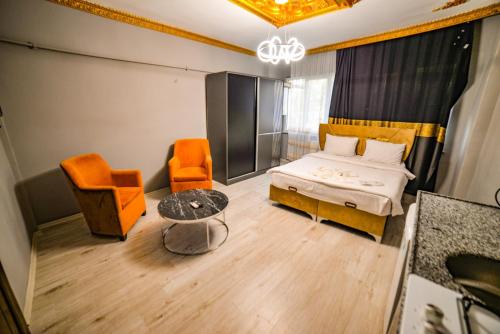 een slaapkamer met een bed, een tafel en een stoel bij Suıte Travel in Istanbul