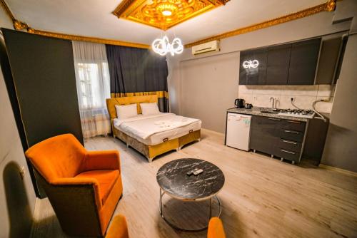 een kleine kamer met een bed, een tafel en een keuken bij Suıte Travel in Istanbul