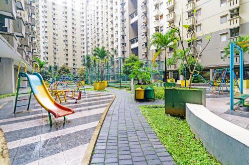 Κήπος έξω από το OYO Life 92718 Apartement Gateway Cicadas