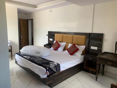 a bedroom with a large bed and a desk at The Castle in Kūfrī