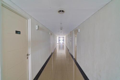 カラワンにあるOYO Life 92874 Apartement Grand Sentraland Karawang By Red Dragonの長廊のオフィスビルの廊下