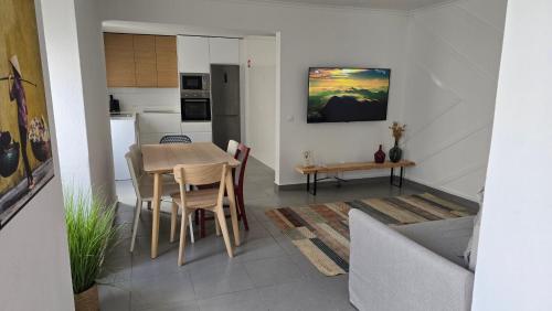 a kitchen and dining room with a table and chairs at Santa Cruz Villas in Santa Cruz das Flores