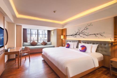 Postel nebo postele na pokoji v ubytování FOX Hotel Jimbaran Beach Bali
