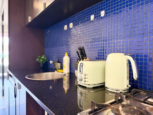 eine Küchentheke mit einem Toaster und einer Spüle in der Unterkunft QV Spacious 2BR APT CityCentre State Library in Melbourne