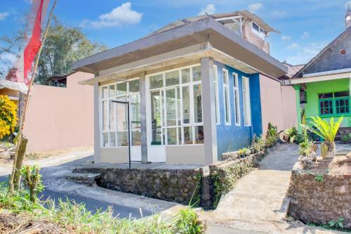 Gallery image of OYO Life 92982 Kost Berkah Ibu in Lawang