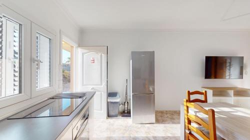 una cocina con encimera y refrigerador en Apartamento Relax 2, en Las Palmas de Gran Canaria