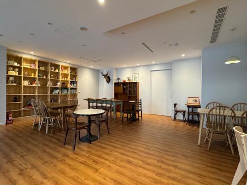 Bibliothèque dans l'hôtel