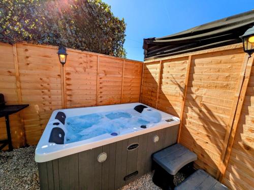 Ảnh trong thư viện ảnh của 1-Bed Retreat - Hot Tub Private Garden & Bbq ở Swindon