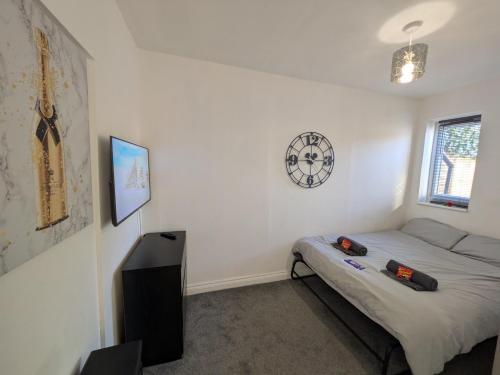 Postel nebo postele na pokoji v ubytování 1-Bed Retreat - Hot Tub Private Garden & Bbq