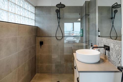 une salle de bain avec un lavabo et une douche dans l'établissement Bayview no 1, à Port Campbell