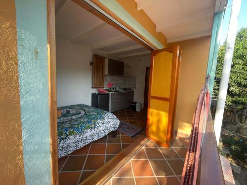 a small room with a bed and a mirror at Sistarasta in Palomino