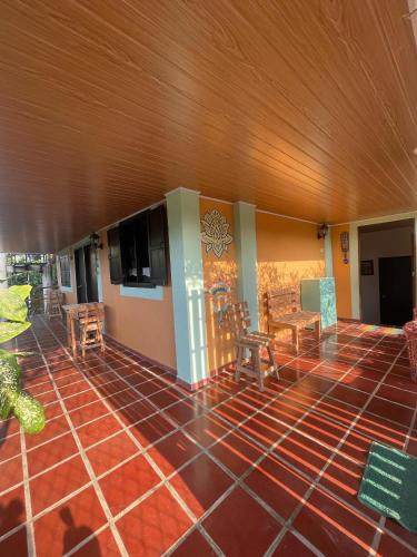 a living room with a table and chairs on a tile floor at Sistarasta in Palomino