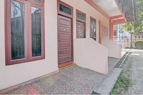 ParitにあるHotel O Harapan Homestay SyariahNearDamai Langgeng Parkの窓のある家の開扉