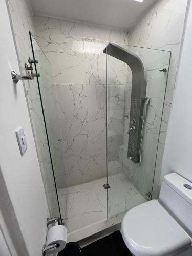 a bathroom with a glass shower with a toilet at Alojamiento Privado en Avenida Principal in Manizales