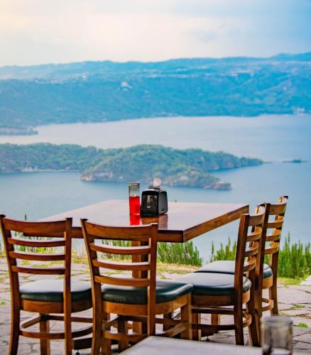 una mesa con 3 sillas y una mesa con una bebida en Tres Piedras, en San Francisco Chinameca