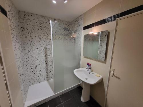 une salle de bain avec un lavabo et une douche dans l'établissement Appart T3 avec parking, proche plage et commerces - FR-1-92-625, à Les Sables-dʼOlonne