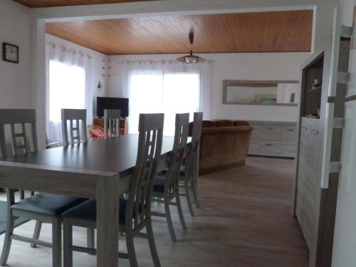 une cuisine et une salle à manger avec une table et des chaises dans l'établissement Maison rénovée avec jardin, près de la plage, parking, pour 4-6 personnes - FR-1-194-96, à La Tranche-sur-Mer